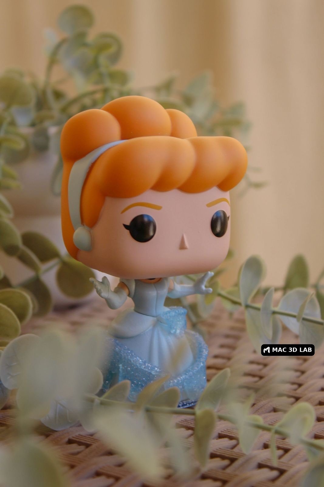 Figura de personaje entre plantas