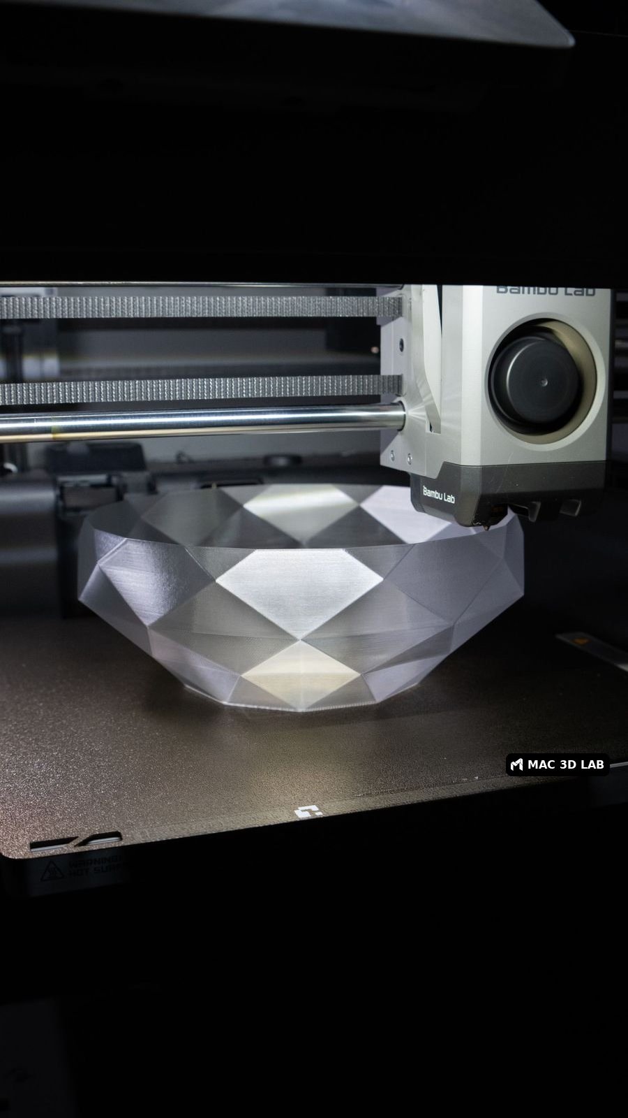 Impresora 3D fabricando un bol geométrico