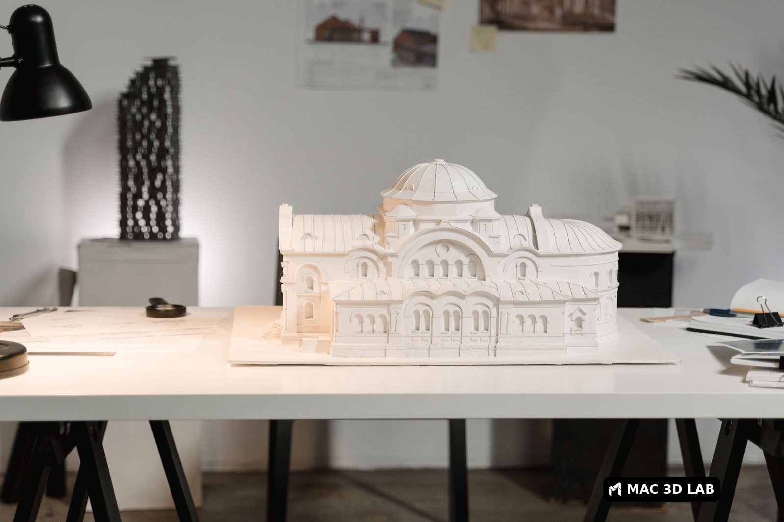 Maqueta arquitectónica sobre una mesa de trabajo