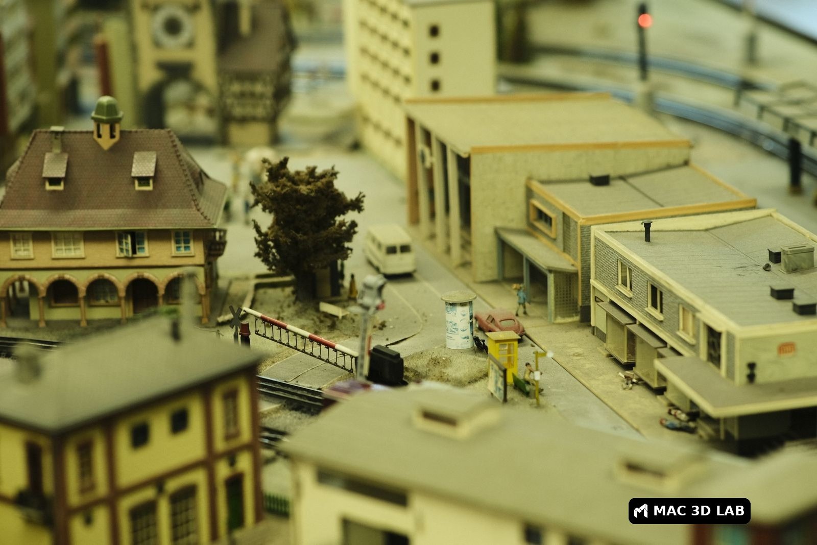Maqueta de un pueblo con edificios y vía de tren