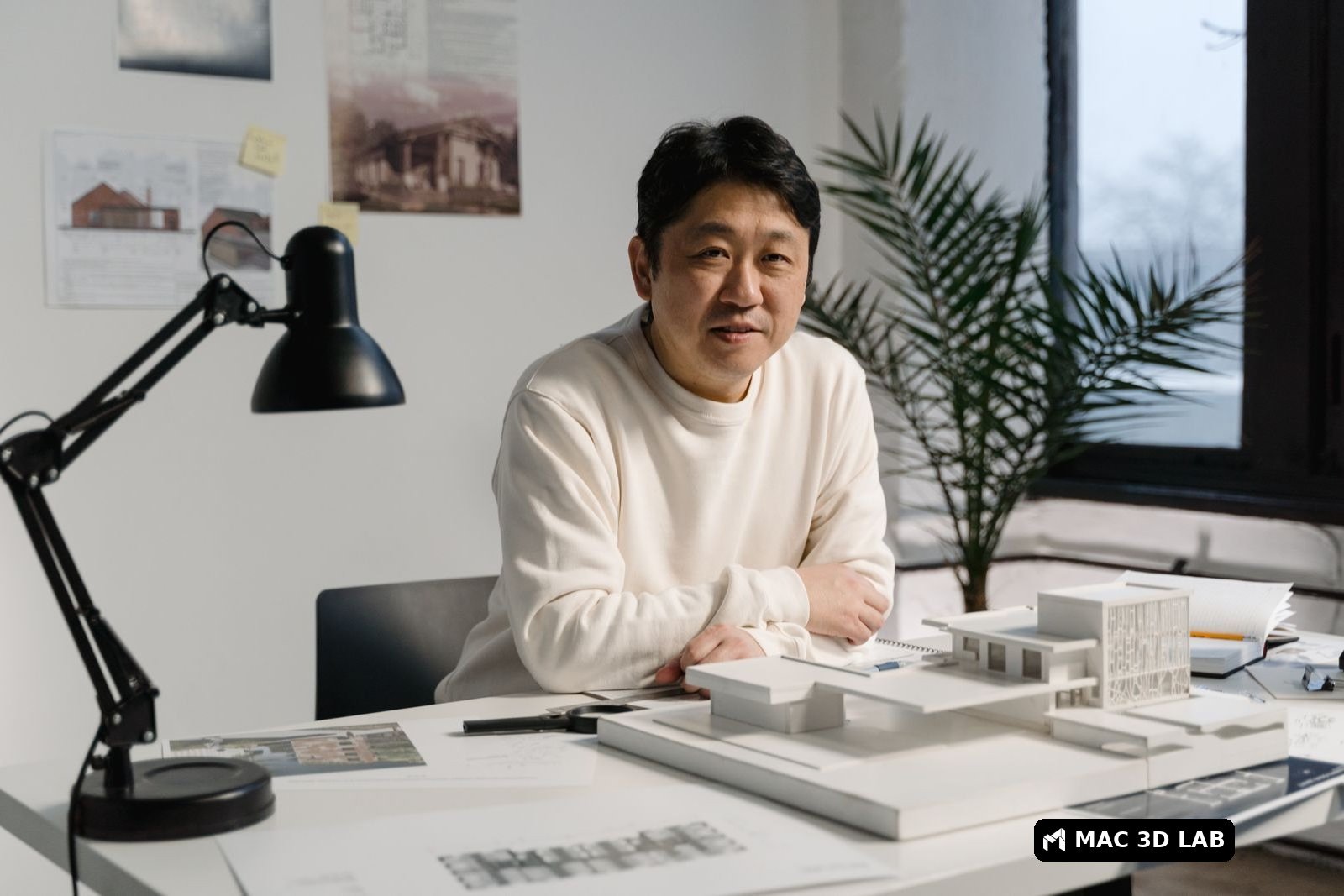 Arquitecto con una maqueta y planos