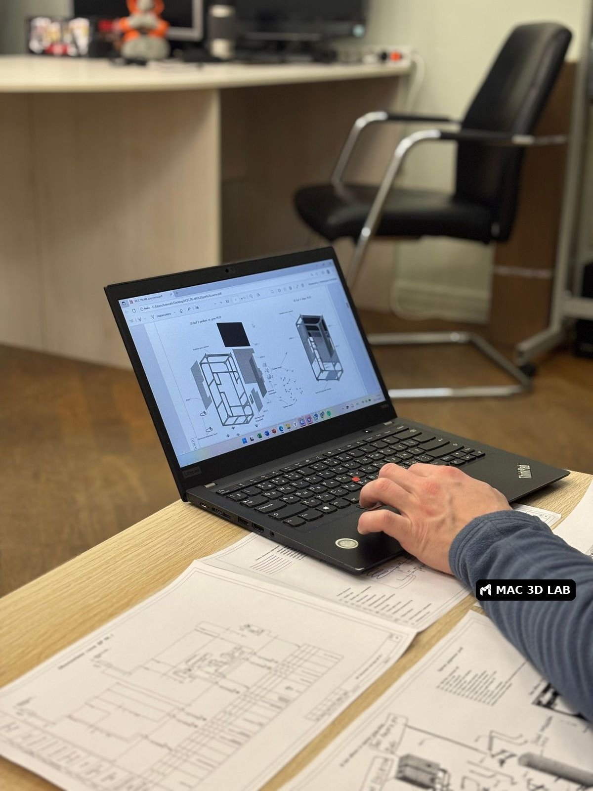 Revisión de planos y diseño en laptop